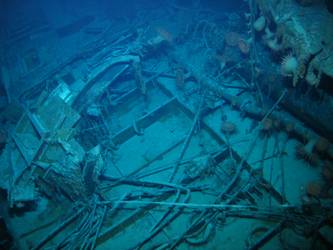 Unidentified wreckage on seabed. Jumble of wire